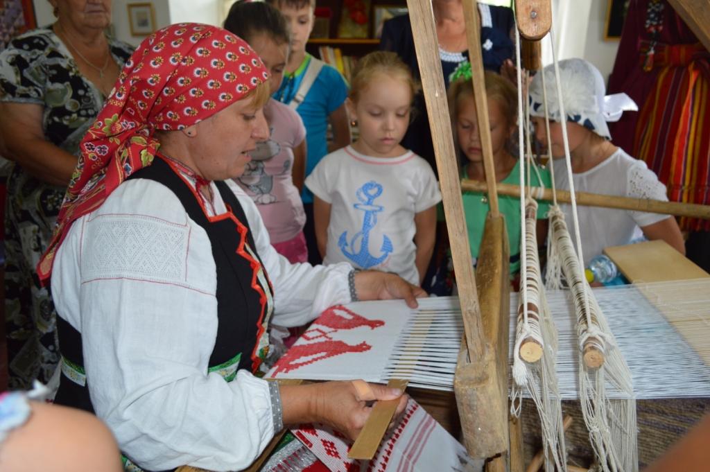 Народный мастер России Кривченко Марина показывает  работу на старинном ткацком стане